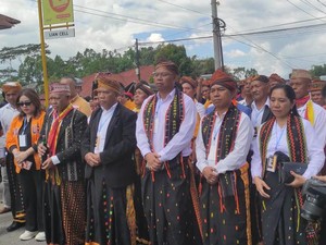 Mantan Ketua KPU NTT Daftar Pilbup Manggarai, Kompak Pakai Baju Adat