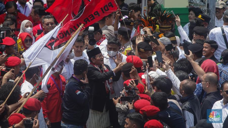 Pramono Anung dan Rano Karno naik opelet saat mendaftar ke Komisi Pemilihan Umum Daerah (KPUD) Jakarta untuk ikut kontestasi Pilkada Jakarta 2024. (Dok. PDIP)