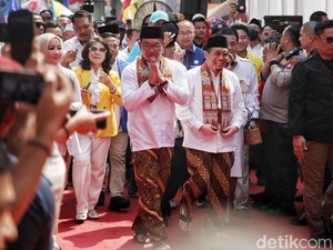 Gaya Ridwan Kamil Daftar Cagub DKI 2024, Pakai Batik Motif Penolak Bala