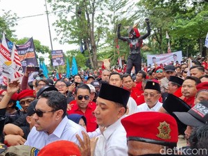 Eri-Armuji Tiba di KPU Surabaya Didampingi 18 Parpol Pendukung