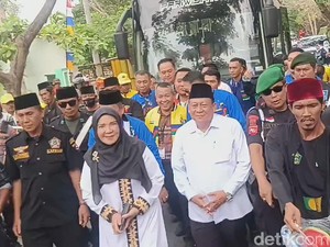 Naik Bus Wisata, Petahana Eva-Deddy Daftar Pilkada ke KPU Bandar Lampung
