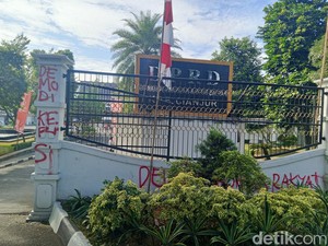 Wajah Gedung DPRD Cianjur Usai Didemo 3 Hari Berturut-turut