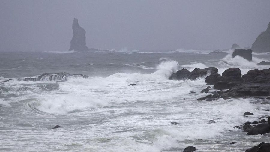 Gelombang tinggi terlihat di sepanjang pantai saat Topan Shanshan mendekati Jepang barat daya di Makurazaki, Prefektur Kagoshima, Jepang, 28 Agustus 2024. (via REUTERS/KYODO)