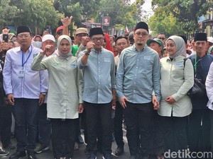 Ghofur-Shalati Pasangan Pertama Daftar ke KPU Lamongan Diiringi Hadrah