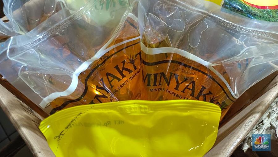 Harga Minyakita di Pasar Tebet Timur, Jakarta Selatan dipatok Rp17.000 per liter. (վ/Martyasari Rizky)