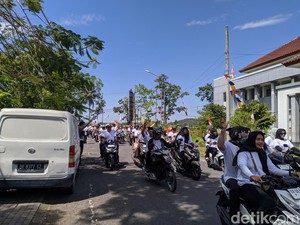 Konvoi Motor Iringi Pasangan Lazadha Daftar Pilbup ke KPU Lombok Barat