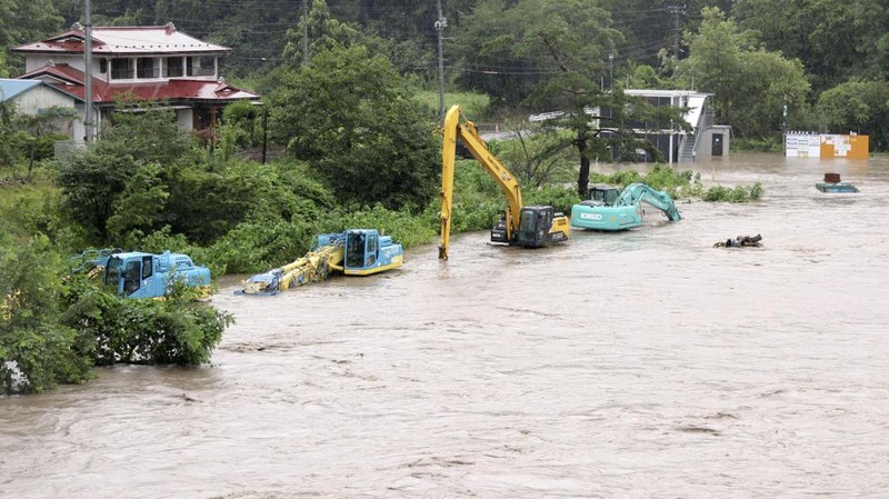 Kendaraan berat terendam air setelah Badai Tropis Maria menerjang daratan, di prefektur Iwate, Jepang utara. (via REUTERS/KYODO)