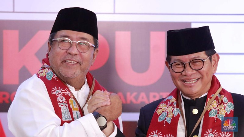 Massa mahasiswa kembali menggelar demonstrasi di depan Gedung DPR/MPR, Senayan, Jakarta Selatan. Mereka berdemo dengan aspirasi untuk mengawal putusan Mahkamah Konstitusi (MK) terkait revisi Undang-Undang Pilkada. (վ/Faisal Rahman)