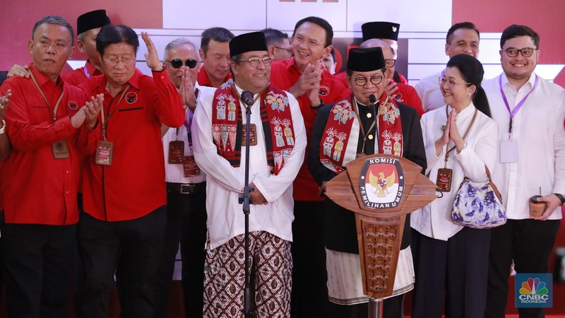 Pramono Anung dan Rano Karno naik opelet saat mendaftar ke Komisi Pemilihan Umum Daerah (KPUD) Jakarta untuk ikut kontestasi Pilkada Jakarta 2024. (Dok. PDIP)