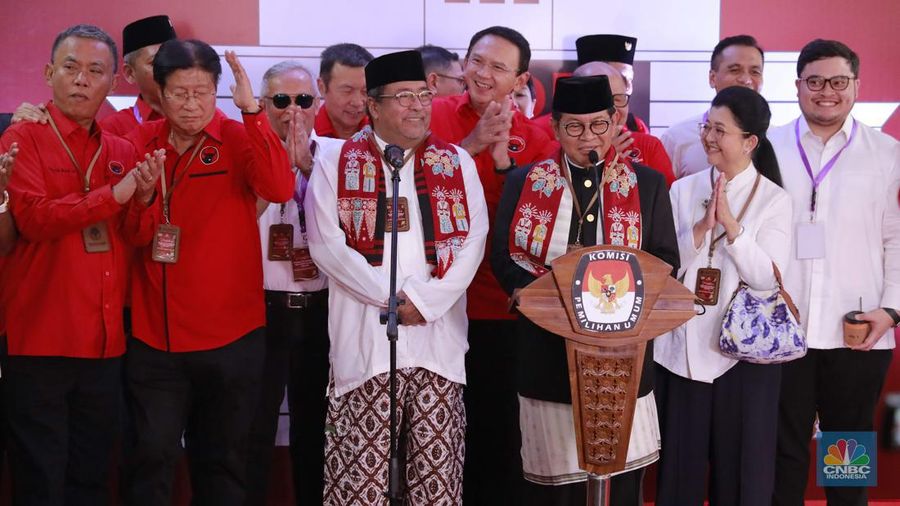 Pramono Anung dan Rano Karno naik opelet saat mendaftar ke Komisi Pemilihan Umum Daerah (KPUD) Jakarta untuk ikut kontestasi Pilkada Jakarta 2024. (Dok. PDIP)