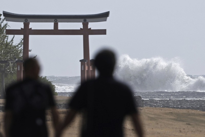 Kendaraan berat terendam air setelah Badai Tropis Maria menerjang daratan, di prefektur Iwate, Jepang utara. (via REUTERS/KYODO) Kendaraan berat terendam air setelah Badai Tropis Maria menerjang daratan, di prefektur Iwate, Jepang utara. (via REUTERS/KYODO)