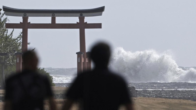 Kendaraan berat terendam air setelah Badai Tropis Maria menerjang daratan, di prefektur Iwate, Jepang utara. (via REUTERS/KYODO)
