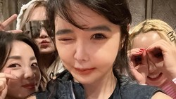 Park Bom Pajang Foto Bareng 2NE1, Langsung Dapat Pujian