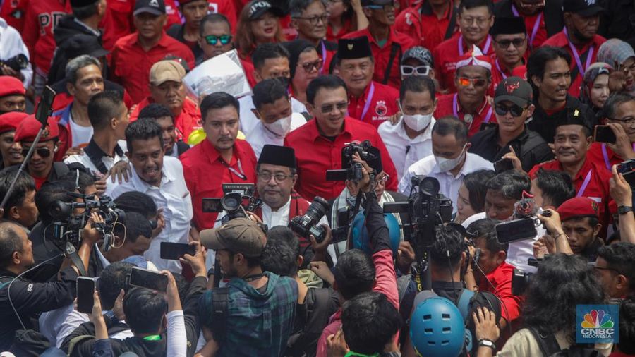 Pasangan Cagub-Cawagub Pramono Anung dan Rano Karno berjalan menuju gedung KPU DKI Jakarta di Jalan Salemba Raya, Jakarta, Rabu (28/8/2024). (²©²ÊÍøÕ¾/Faisal Rahman)