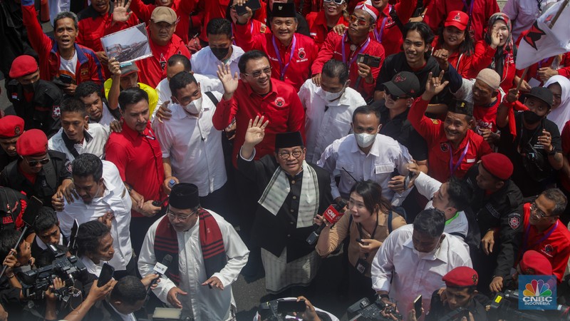 Pasangan Pramono Anung-Rano Karno di kantor KPU Provinsi DKI Jakrata, Jalan Salemba Raya, Jakarta, Rabu (28/8/2024). (CNBC Indonesia/Muhammad Sabki)