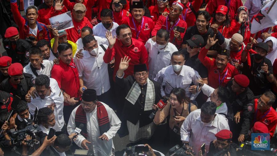 Pasangan Pramono Anung-Rano Karno di kantor KPU Provinsi DKI Jakrata, Jalan Salemba Raya, Jakarta, Rabu (28/8/2024). (CNBC Indonesia/Muhammad Sabki)
