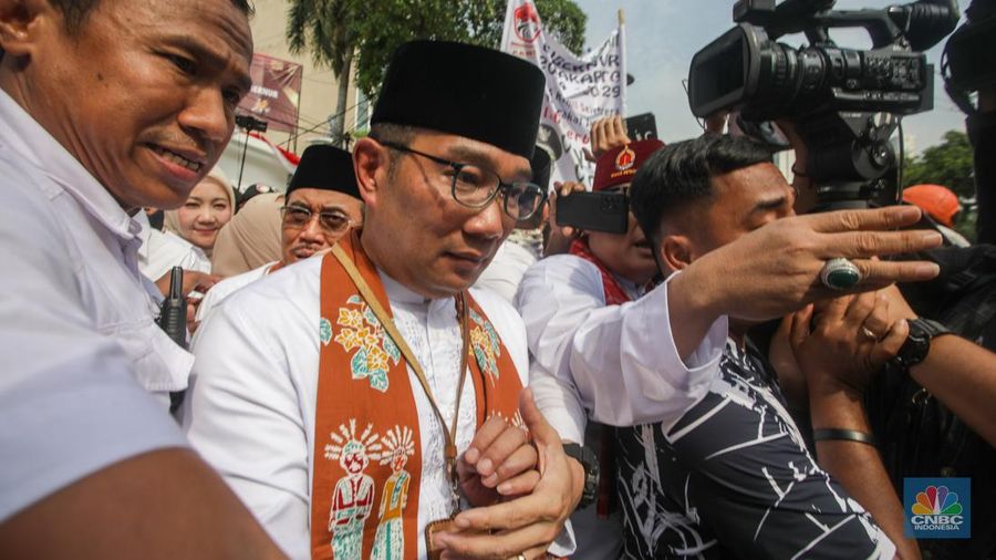 Pasangan Cagub-Cawagub Ridwan Kamil (RK) dan Susowo meninggalkan gedung KPU DKI Jakarta usai melakukan pendaftaran di Jalan Salemba Raya, Jakarta, Rabu (28/8/2024). (CNBC Indonesia/Faisal Rahman)
