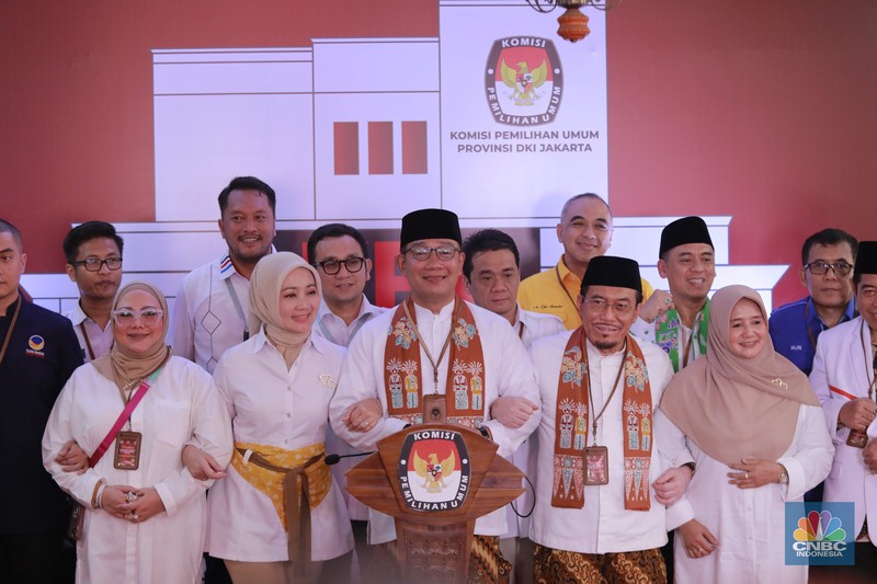 Pasangan Cagub-Cawagub Ridwan Kamil (RK) dan Susowo saat konferensi pers usai pendaftaran di gedung KPU DKI Jakarta di Jalan Salemba Raya, Jakarta, Rabu (28/8/2024). Pasangan Cagub-Cawagub Ridwan Kamil (RK) dan Susowo saat konferensi pers usai pendaftaran di gedung KPU DKI Jakarta di Jalan Salemba Raya, Jakarta, Rabu (28/8/2024). (CNBC Indonesia/Muhammad Sabki)