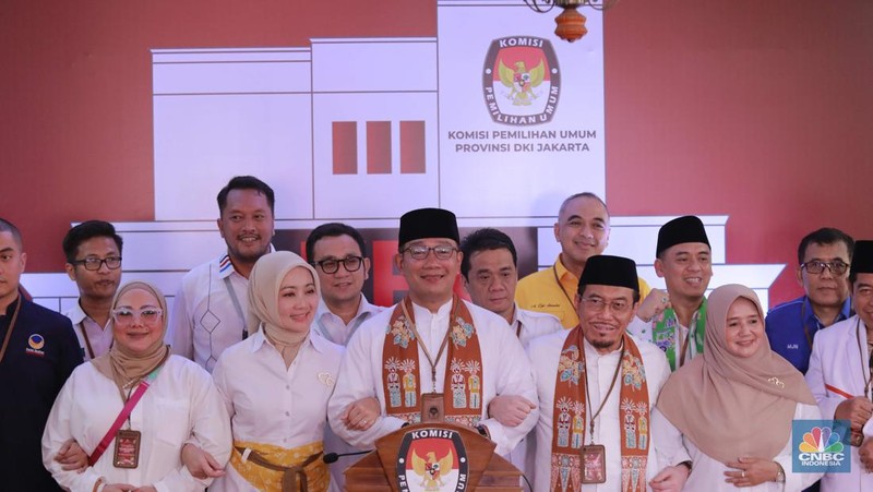 Pasangan Cagub-Cawagub Ridwan Kamil (RK) dan Susowo saat konferensi pers usai pendaftaran di gedung KPU DKI Jakarta di Jalan Salemba Raya, Jakarta, Rabu (28/8/2024). (CNBC Indonesia/Muhammad Sabki)