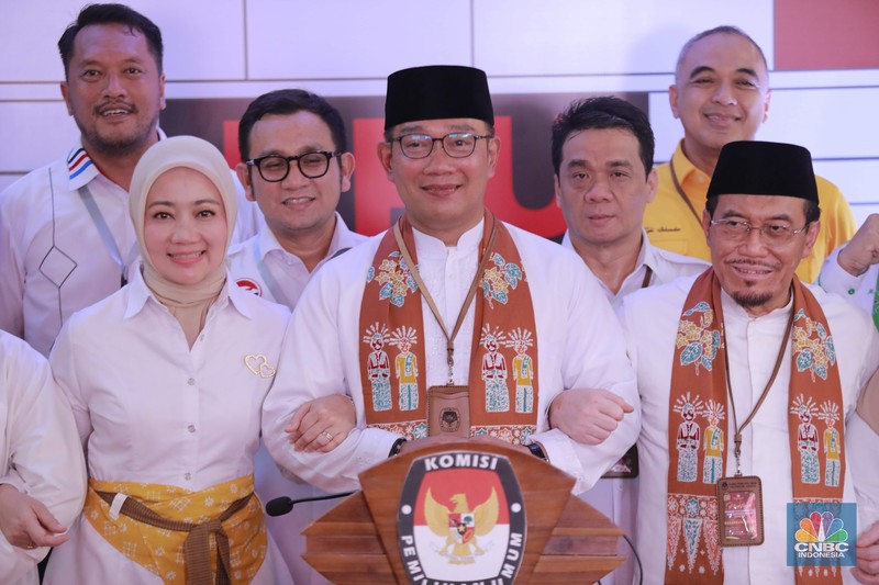 Pasangan Cagub-Cawagub Ridwan Kamil (RK) dan Susowo saat konferensi pers usai pendaftaran di gedung KPU DKI Jakarta di Jalan Salemba Raya, Jakarta, Rabu (28/8/2024). Pasangan Cagub-Cawagub Ridwan Kamil (RK) dan Susowo saat konferensi pers usai pendaftaran di gedung KPU DKI Jakarta di Jalan Salemba Raya, Jakarta, Rabu (28/8/2024). (CNBC Indonesia/Muhammad Sabki)