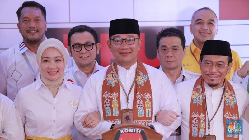 Pasangan Cagub-Cawagub Ridwan Kamil (RK) dan Susowo saat konferensi pers usai pendaftaran di gedung KPU DKI Jakarta di Jalan Salemba Raya, Jakarta, Rabu (28/8/2024). (CNBC Indonesia/Muhammad Sabki)
