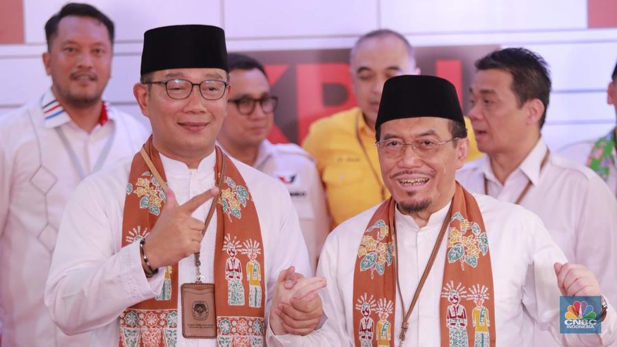 Pasangan Cagub-Cawagub Ridwan Kamil (RK) dan Susowo saat konferensi pers usai pendaftaran di gedung KPU DKI Jakarta di Jalan Salemba Raya, Jakarta, Rabu (28/8/2024). (վ/Muhammad Sabki)