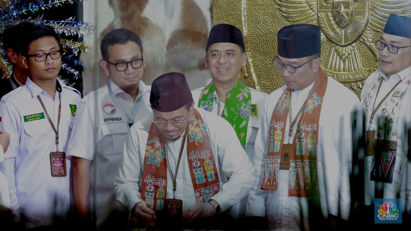 Pasangan Cagub-Cawagub Ridwan Kamil (RK) dan Susowo saat konferensi pers usai pendaftaran di gedung KPU DKI Jakarta di Jalan Salemba Raya, Jakarta, Rabu (28/8/2024). (CNBC Indonesia/Muhammad Sabki)