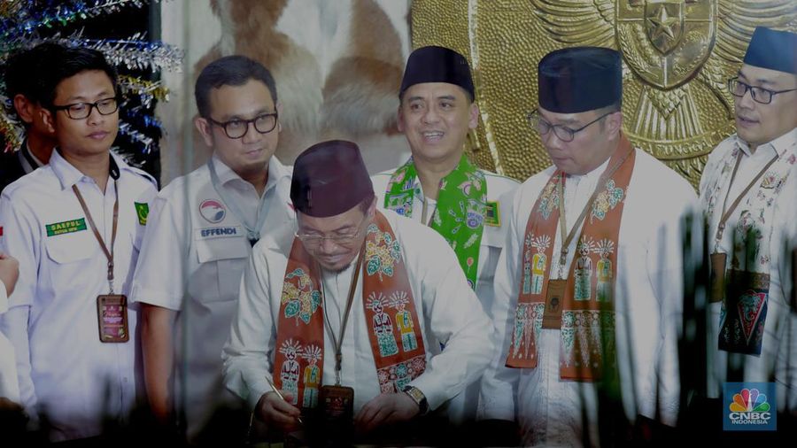 Pasangan Cagub-Cawagub Ridwan Kamil (RK) dan Susowo saat konferensi pers usai pendaftaran di gedung KPU DKI Jakarta di Jalan Salemba Raya, Jakarta, Rabu (28/8/2024). (CNBC Indonesia/Muhammad Sabki)