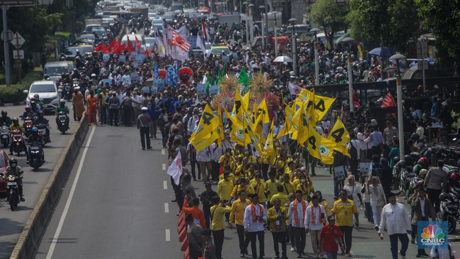 Pasangan Cagub-Cawagub Ridwan Kamil (RK) dan Suswono berjalan menuju gedung KPU DKI Jakarta di Jalan Salemba Raya, Jakarta, Rabu (28/8/2024). (CNBC Indonesia/Faisal Rahman)