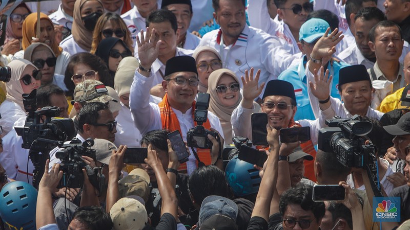 Pasangan Cagub-Cawagub Ridwan Kamil (RK) dan Suswono berjalan menuju gedung KPU DKI Jakarta di Jalan Salemba Raya, Jakarta, Rabu (28/8/2024). (CNBC Indonesia/Faisal Rahman)