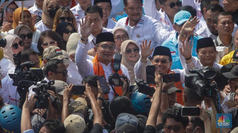 Pasangan Cagub-Cawagub Ridwan Kamil (RK) dan Suswono berjalan menuju gedung KPU DKI Jakarta di Jalan Salemba Raya, Jakarta, Rabu (28/8/2024). (CNBC Indonesia/Faisal Rahman)