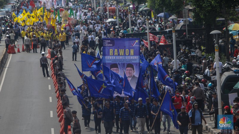 Pasangan Cagub-Cawagub Ridwan Kamil (RK) dan Suswono berjalan menuju gedung KPU DKI Jakarta di Jalan Salemba Raya, Jakarta, Rabu (28/8/2024). Pasangan Cagub-Cawagub Ridwan Kamil (RK) dan Suswono berjalan menuju gedung KPU DKI Jakarta di Jalan Salemba Raya, Jakarta, Rabu (28/8/2024). (CNBC Indonesia/Faisal Rahman)