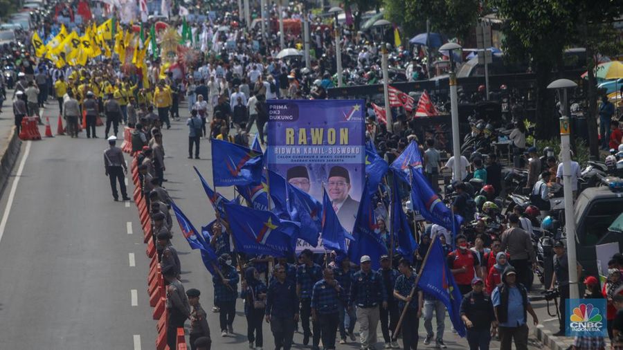 Pasangan Cagub-Cawagub Ridwan Kamil (RK) dan Suswono berjalan menuju gedung KPU DKI Jakarta di Jalan Salemba Raya, Jakarta, Rabu (28/8/2024). (CNBC Indonesia/Faisal Rahman)