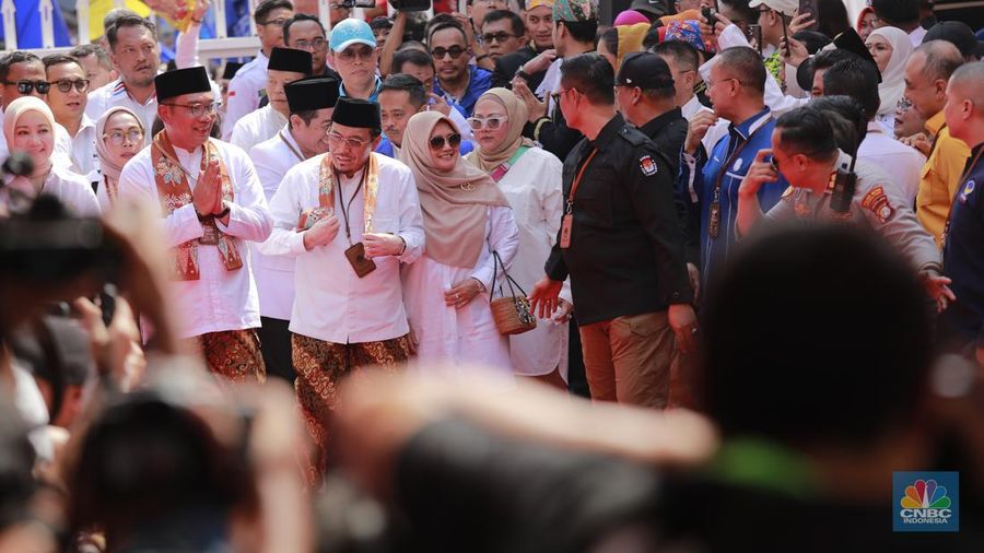 Pasangan Cagub-Cawagub Ridwan Kamil (RK) dan Suswono berjalan menuju gedung KPU DKI Jakarta di Jalan Salemba Raya, Jakarta, Rabu (28/8/2024). (CNBC Indonesia/Faisal Rahman)
