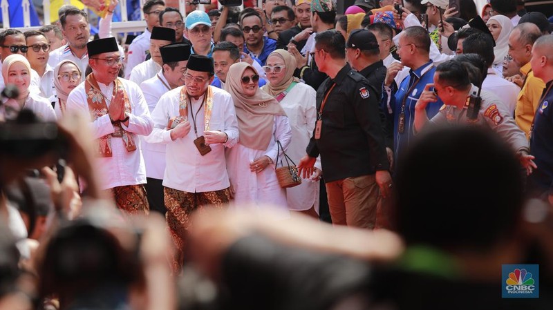 Pasangan Cagub-Cawagub Ridwan Kamil (RK) dan Suswono berjalan menuju gedung KPU DKI Jakarta di Jalan Salemba Raya, Jakarta, Rabu (28/8/2024). (CNBC Indonesia/Faisal Rahman)