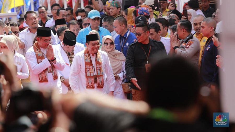 Pasangan Cagub-Cawagub Ridwan Kamil (RK) dan Suswono berjalan menuju gedung KPU DKI Jakarta di Jalan Salemba Raya, Jakarta, Rabu (28/8/2024). (CNBC Indonesia/Faisal Rahman)