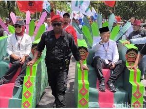 Becak Hias Iringi Pasangan Nina-Tobroni Daftar Pilbup Indramayu
