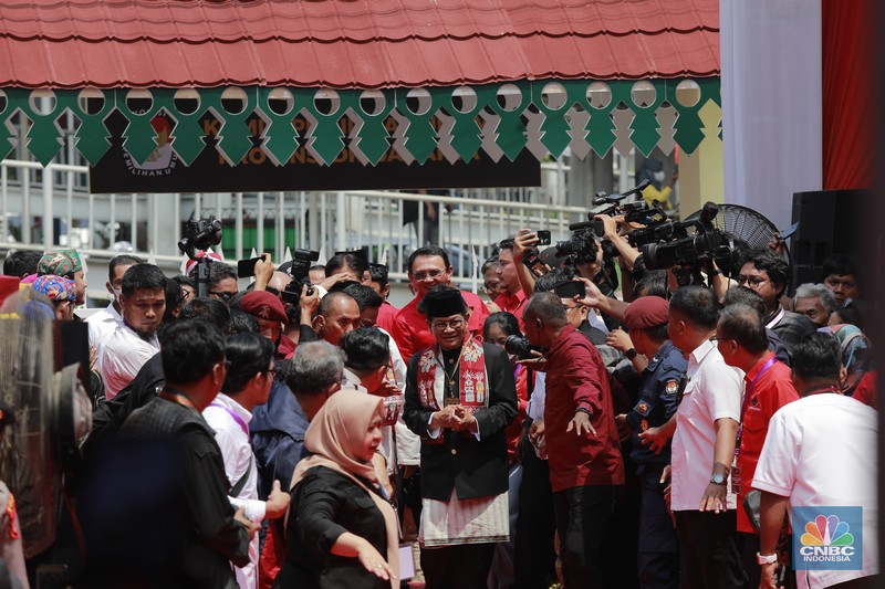 Pasangan Pramono Anung-Rano Karno di kantor KPU Provinsi DKI Jakrata, Jalan Salemba Raya, Jakarta, Rabu (28/8/2024). (CNBC Indonesia/Muhammad Sabki)