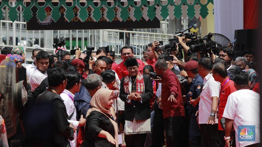 Pasangan Pramono Anung-Rano Karno di kantor KPU Provinsi DKI Jakrata, Jalan Salemba Raya, Jakarta, Rabu (28/8/2024). (CNBC Indonesia/Muhammad Sabki)
