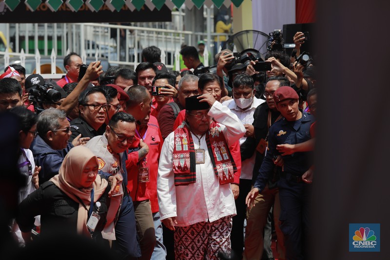 Pasangan Pramono Anung-Rano Karno di kantor KPU Provinsi DKI Jakrata, Jalan Salemba Raya, Jakarta, Rabu (28/8/2024). (CNBC Indonesia/Muhammad Sabki)