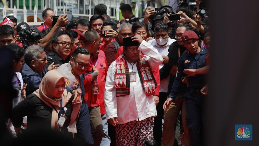 Pasangan Pramono Anung-Rano Karno di kantor KPU Provinsi DKI Jakrata, Jalan Salemba Raya, Jakarta, Rabu (28/8/2024). (CNBC Indonesia/Muhammad Sabki)