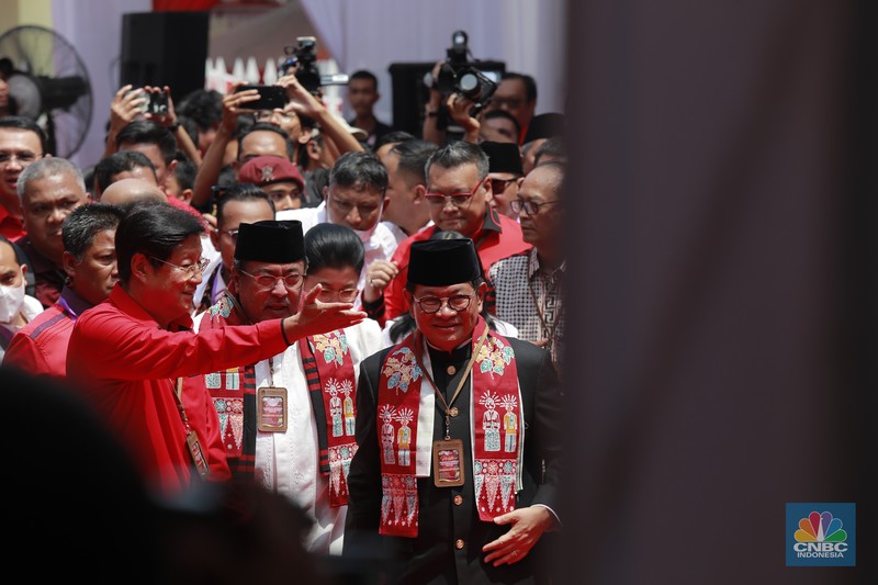 Pasangan Pramono Anung-Rano Karno di kantor KPU Provinsi DKI Jakrata, Jalan Salemba Raya, Jakarta, Rabu (28/8/2024). (CNBC Indonesia/Muhammad Sabki)