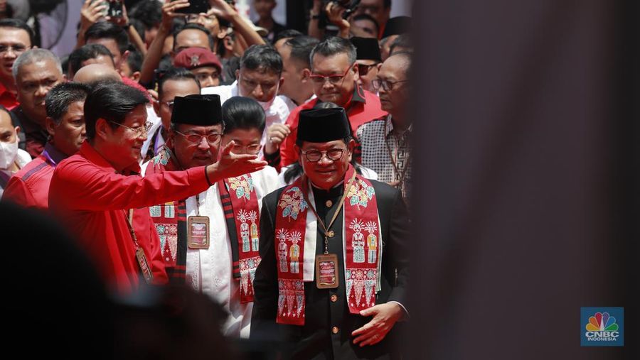 Pasangan Pramono Anung-Rano Karno di kantor KPU Provinsi DKI Jakrata, Jalan Salemba Raya, Jakarta, Rabu (28/8/2024). (CNBC Indonesia/Muhammad Sabki)
