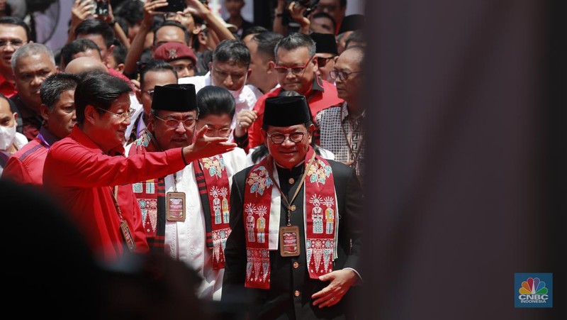 Pasangan Pramono Anung-Rano Karno di kantor KPU Provinsi DKI Jakrata, Jalan Salemba Raya, Jakarta, Rabu (28/8/2024). (CNBC Indonesia/Muhammad Sabki)
