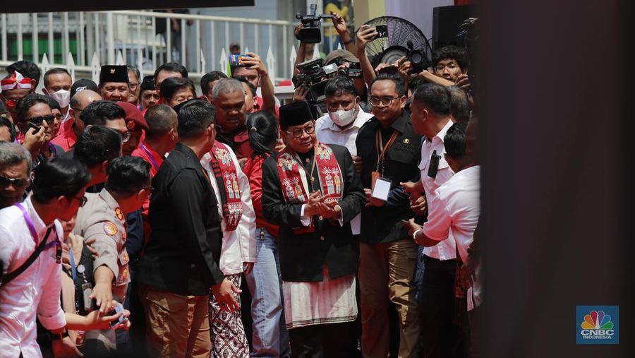 Pasangan Pramono Anung-Rano Karno di kantor KPU Provinsi DKI Jakrata, Jalan Salemba Raya, Jakarta, Rabu (28/8/2024). (CNBC Indonesia/Muhammad Sabki)