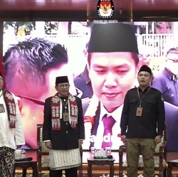 Pramono-Rano Tiba di KPUD Jakarta Pakai Oplet, Siap Daftar Pilgub 2024