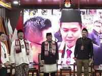 Pramono-Rano Tiba di KPUD Jakarta Pakai Oplet, Siap Daftar Pilgub 2024