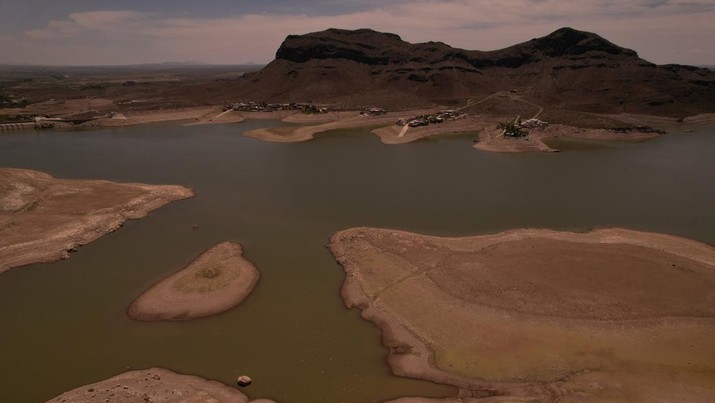 Pemandangan drone menunjukkan bendungan Las Virgenes yang terkena dampak kekeringan parah, di Rosales, negara bagian Chihuahua, Meksiko, 24 Agustus 2024. (REUTERS/Jose Luis Gonzalez)