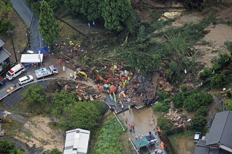 Kendaraan berat terendam air setelah Badai Tropis Maria menerjang daratan, di prefektur Iwate, Jepang utara. (via REUTERS/KYODO)