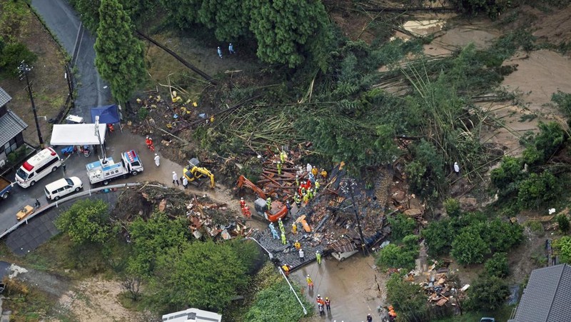 Kendaraan berat terendam air setelah Badai Tropis Maria menerjang daratan, di prefektur Iwate, Jepang utara. (via REUTERS/KYODO)